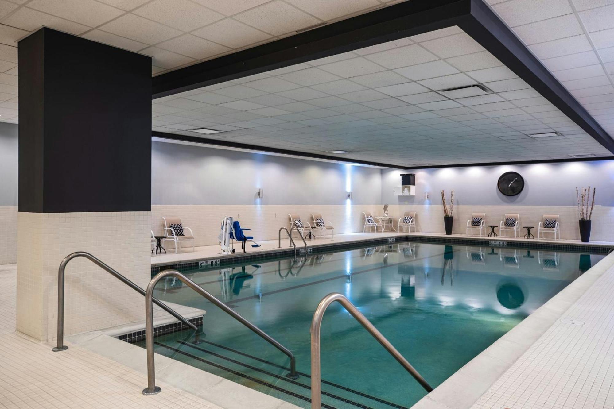 Hotel Renaissance Chicago O'hare 4*